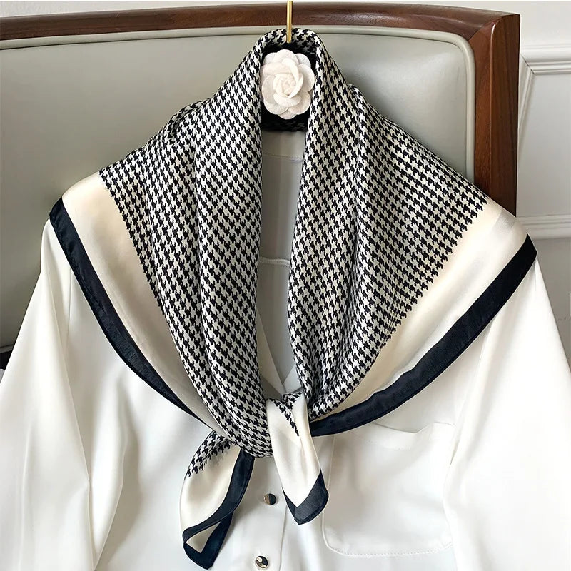Silk Halstørklæde med Striber | Elegant og Luksuriøs