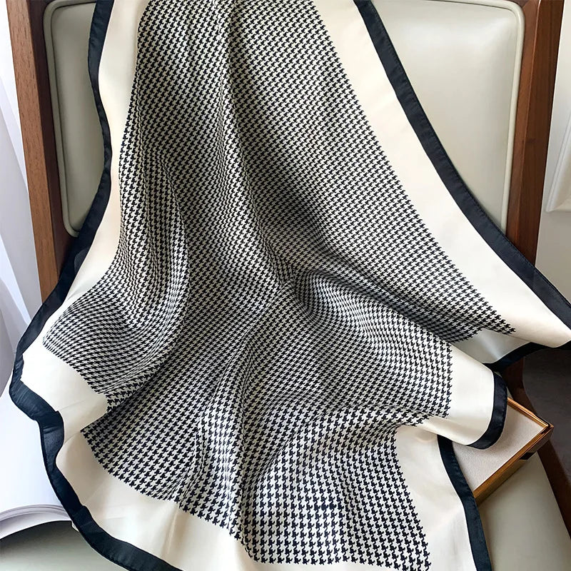 Silk Halstørklæde med Striber | Elegant og Luksuriøs