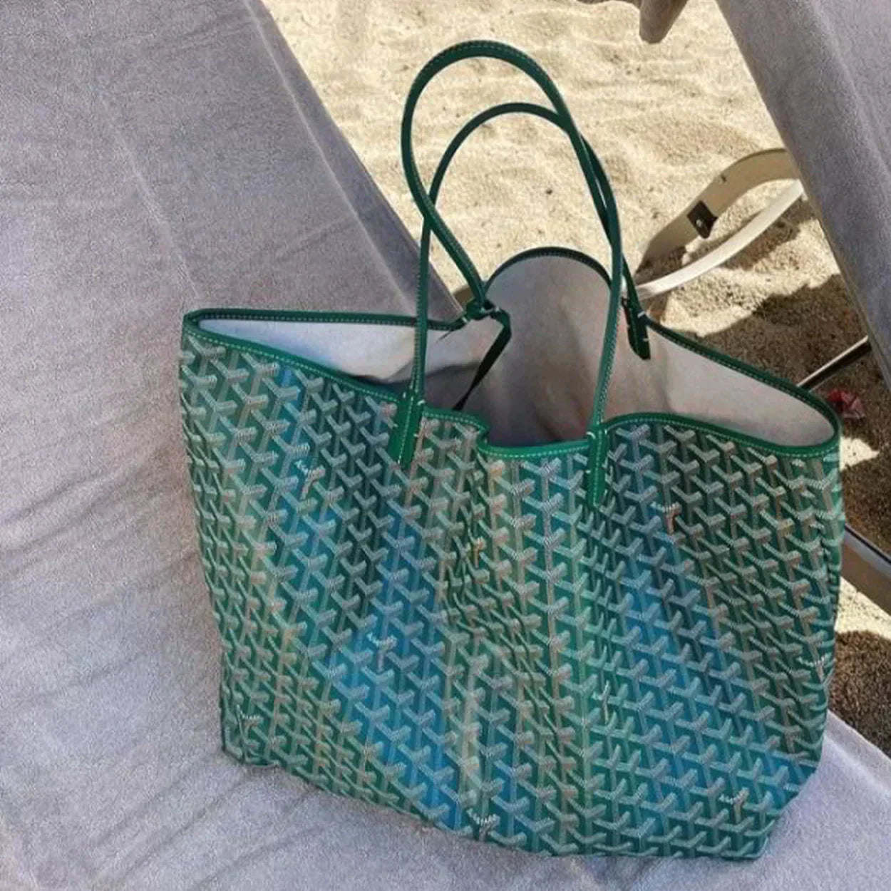 Stilren Shopper Väska | Elegant och Rymlig | Mörkröd