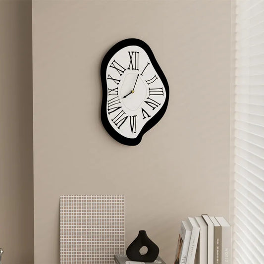 Surrealist vægure med kunstnerisk numerisk design