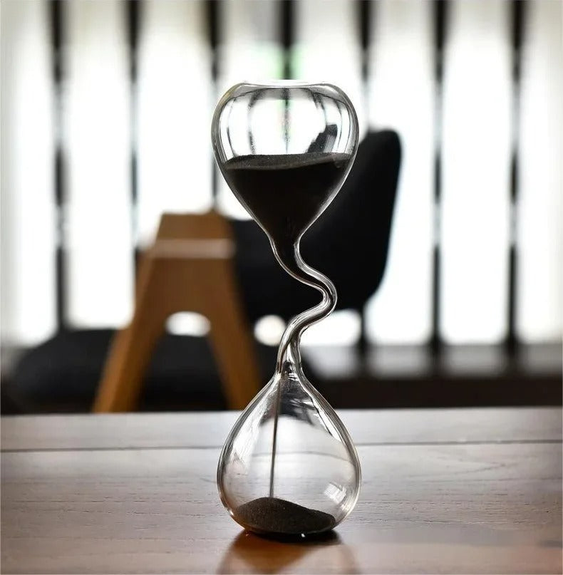 Stilrent timglas: Svart elegans och lugnande design