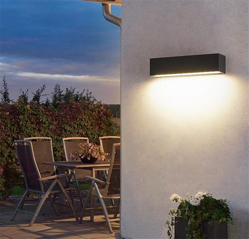 Elegant Udendørs Væglampe med LED - Vandtæt og Energisparende