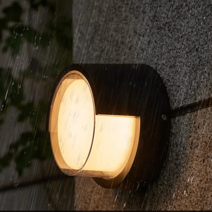Elegant udendørs væglampe med sensor og vejrbestandighed