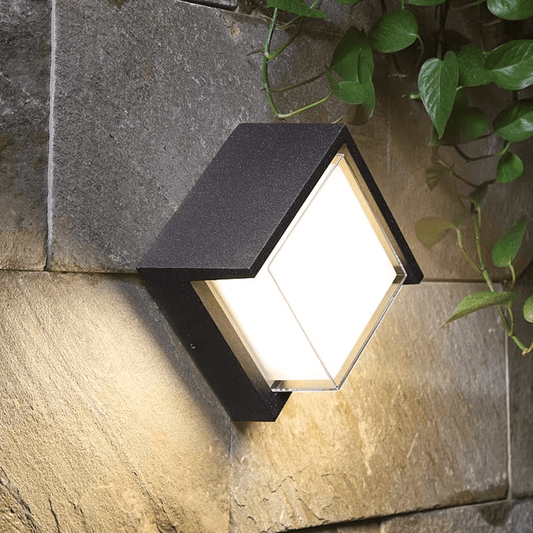 Elegant utomhusvägglampa med sensor och väderbeständighet