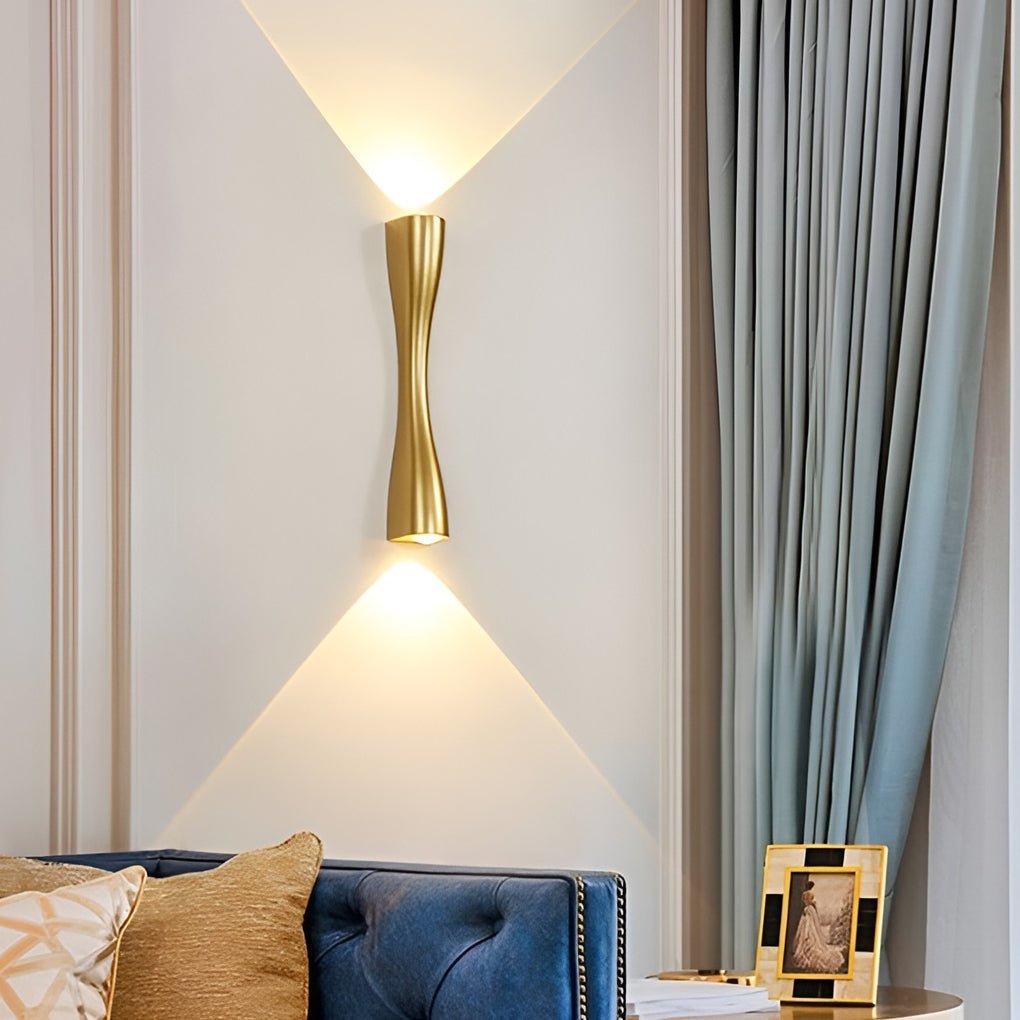 Eksklusiv LED-væglampe med elegant metalfinish