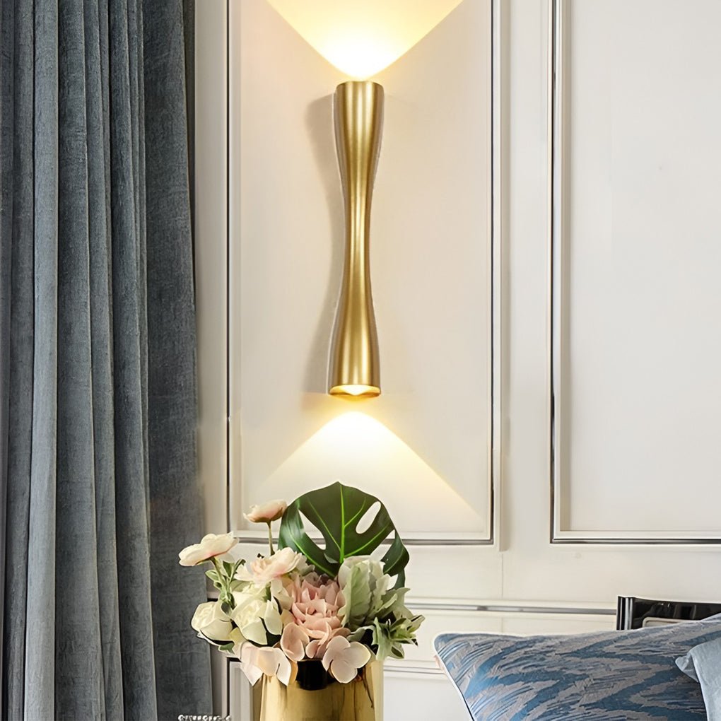 Eksklusiv LED-væglampe med elegant metalfinish