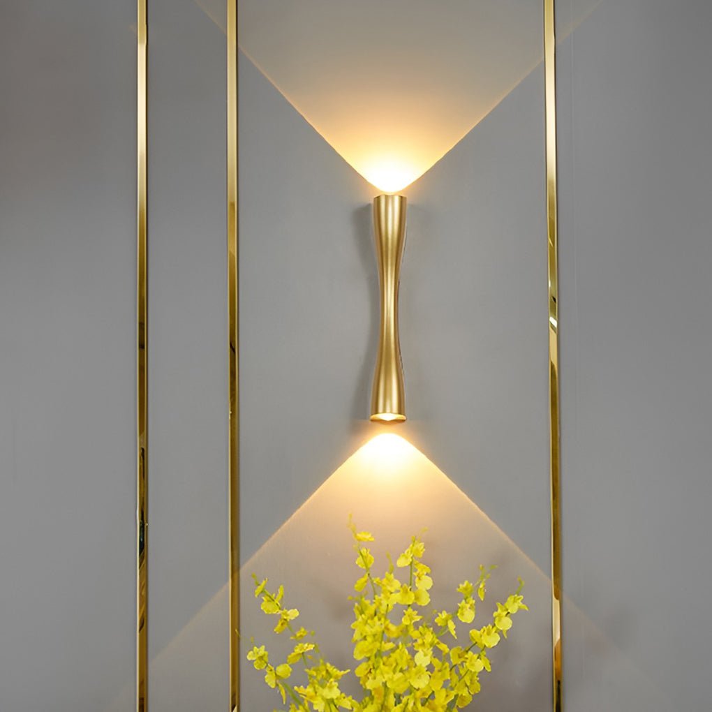 Eksklusiv LED-væglampe med elegant metalfinish