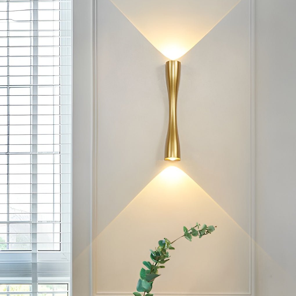 Eksklusiv LED-væglampe med elegant metalfinish