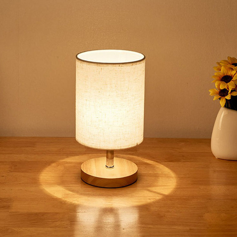 Stilren bordslampa med tygskärm och träfot – Skapa mys
