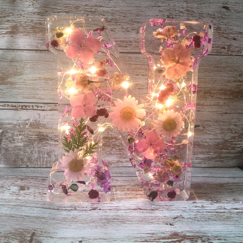 Nattelys med Tørrede Blomster Bogstaver