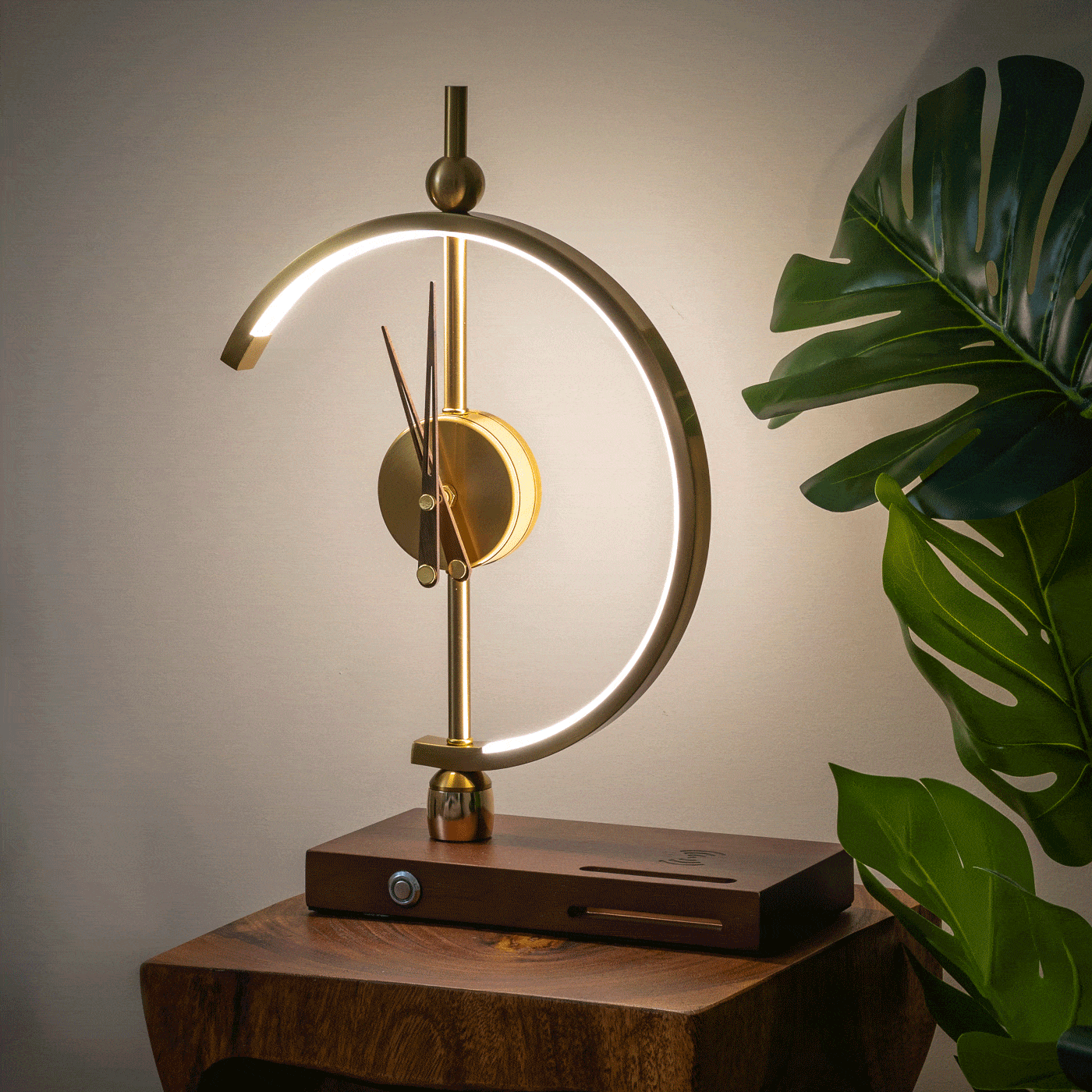 Smart LED Lampe i Træ med Ur og Trådløs Opladning