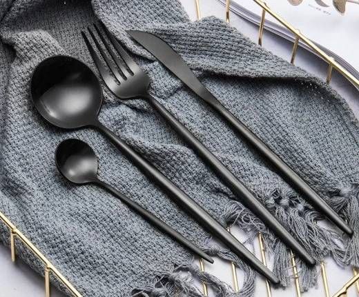 Elegant Svart Bestickset i Rostfritt Stål - Stilfullt & Hållbart