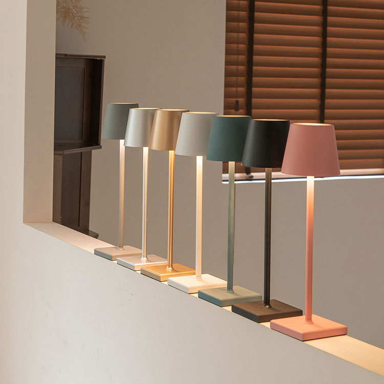 Nordisk trådlös bordslampa med justerbar ljusstyrka
