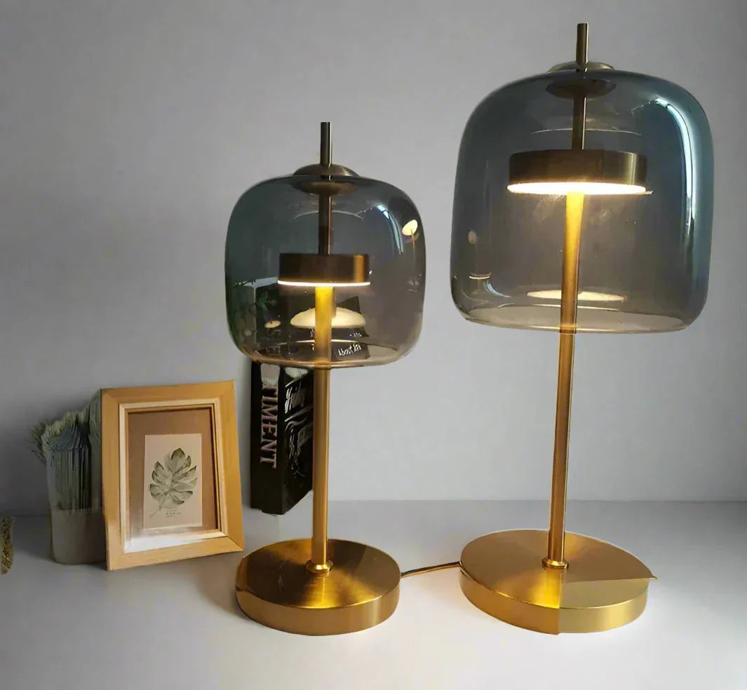Stilren bordslampa med varmt ljus för mysig atmosfär