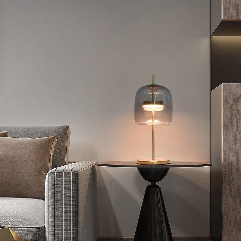 Stilren bordslampa med varmt ljus för mysig atmosfär