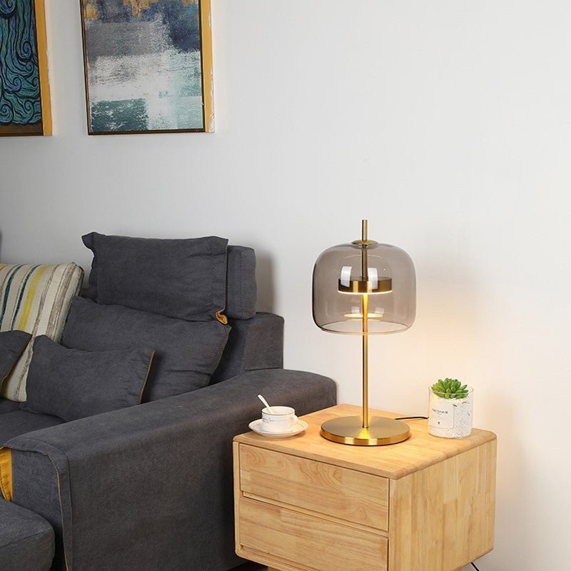 Stilren bordslampa med varmt ljus för mysig atmosfär
