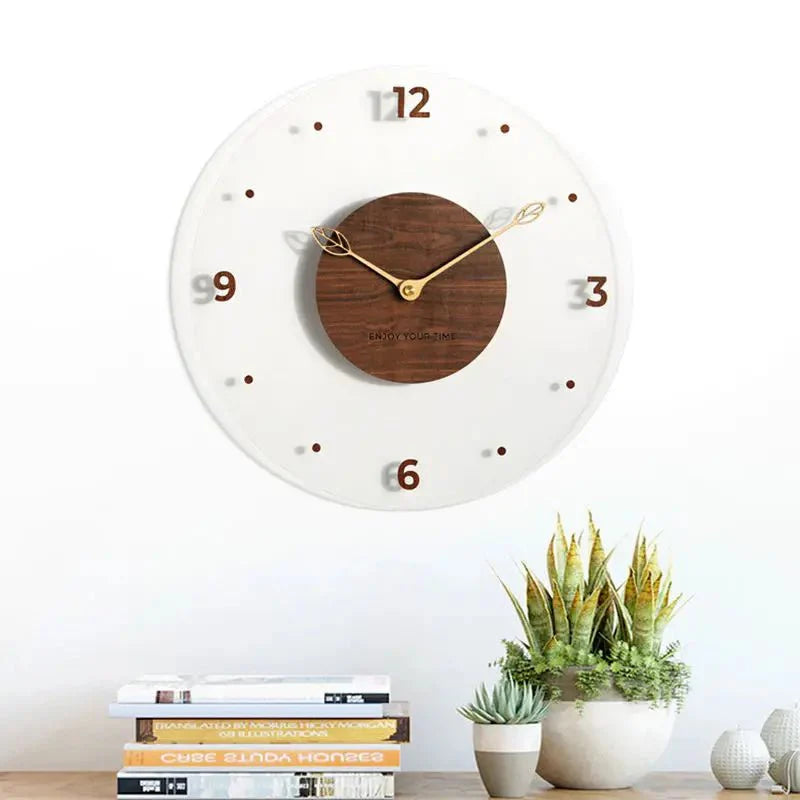 Elegant väggklocka i valnöt – tidlös design och stilfull dekoration
