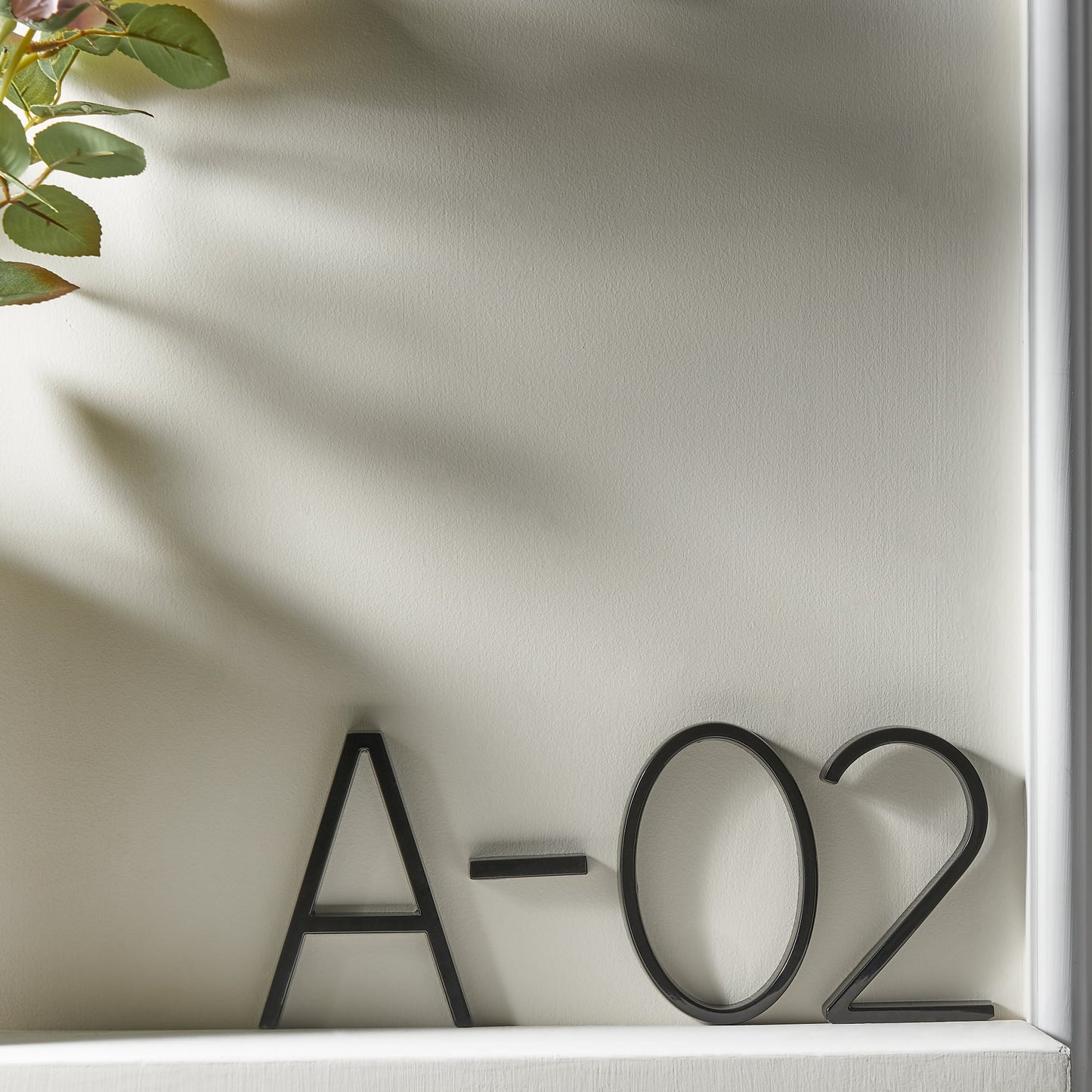 Moderne Sorte Husnumre i Flydende Design for Tydelig Synlighed