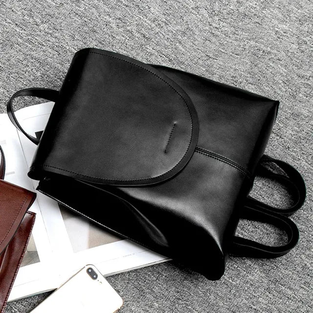 Elegant damryggsäck i läder med justerbara remmar och rymlig design