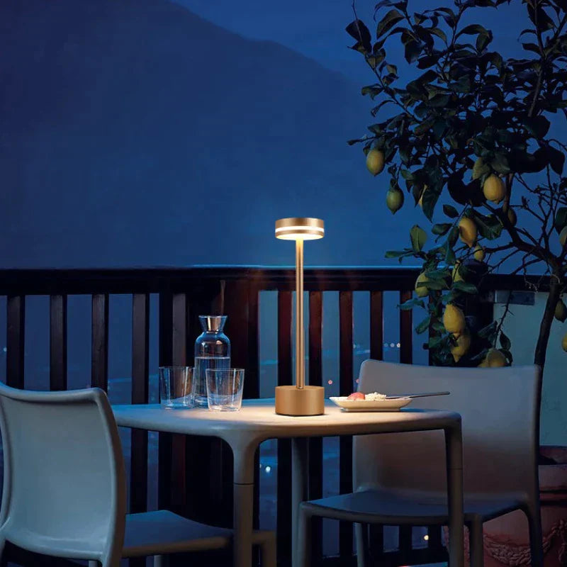 Elegant LED-bordslampa i guldaluminium med touchkontroll