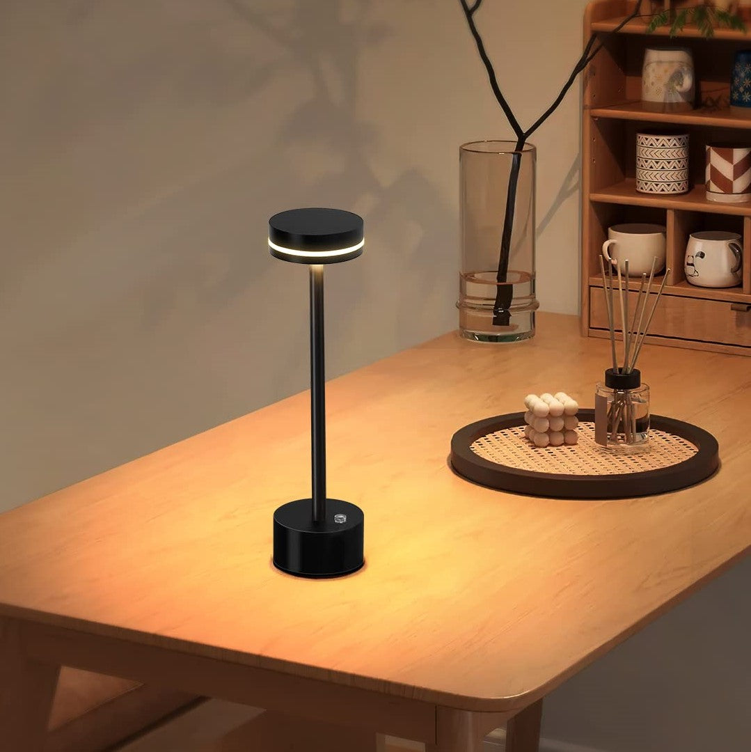 Elegant LED-bordslampa i guldaluminium med touchkontroll