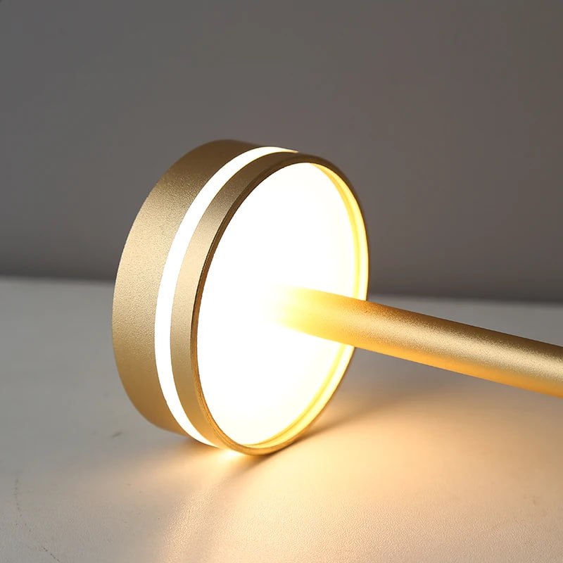 Elegant LED-bordslampa i guldaluminium med touchkontroll