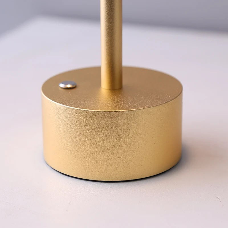 Elegant LED-bordslampa i guldaluminium med touchkontroll