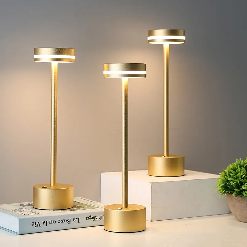 Elegant LED-bordslampa i guldaluminium med touchkontroll