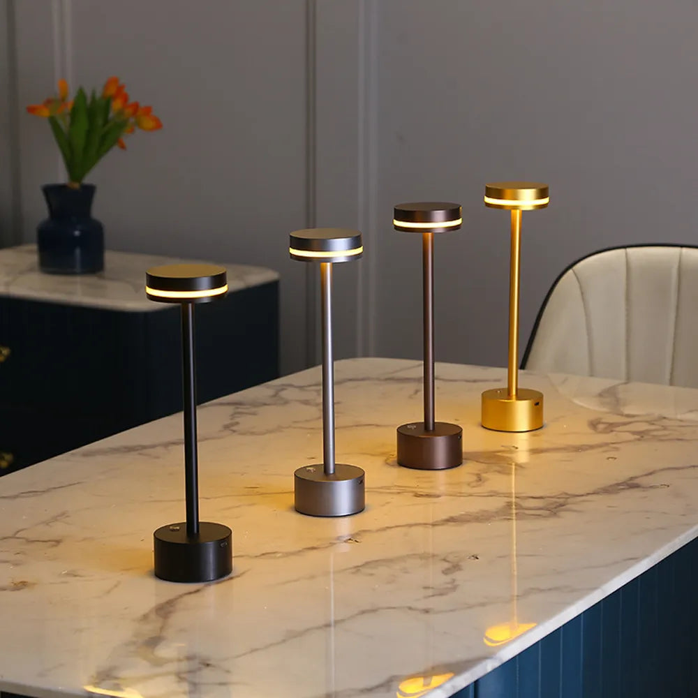 Elegant LED-bordslampa i guldaluminium med touchkontroll