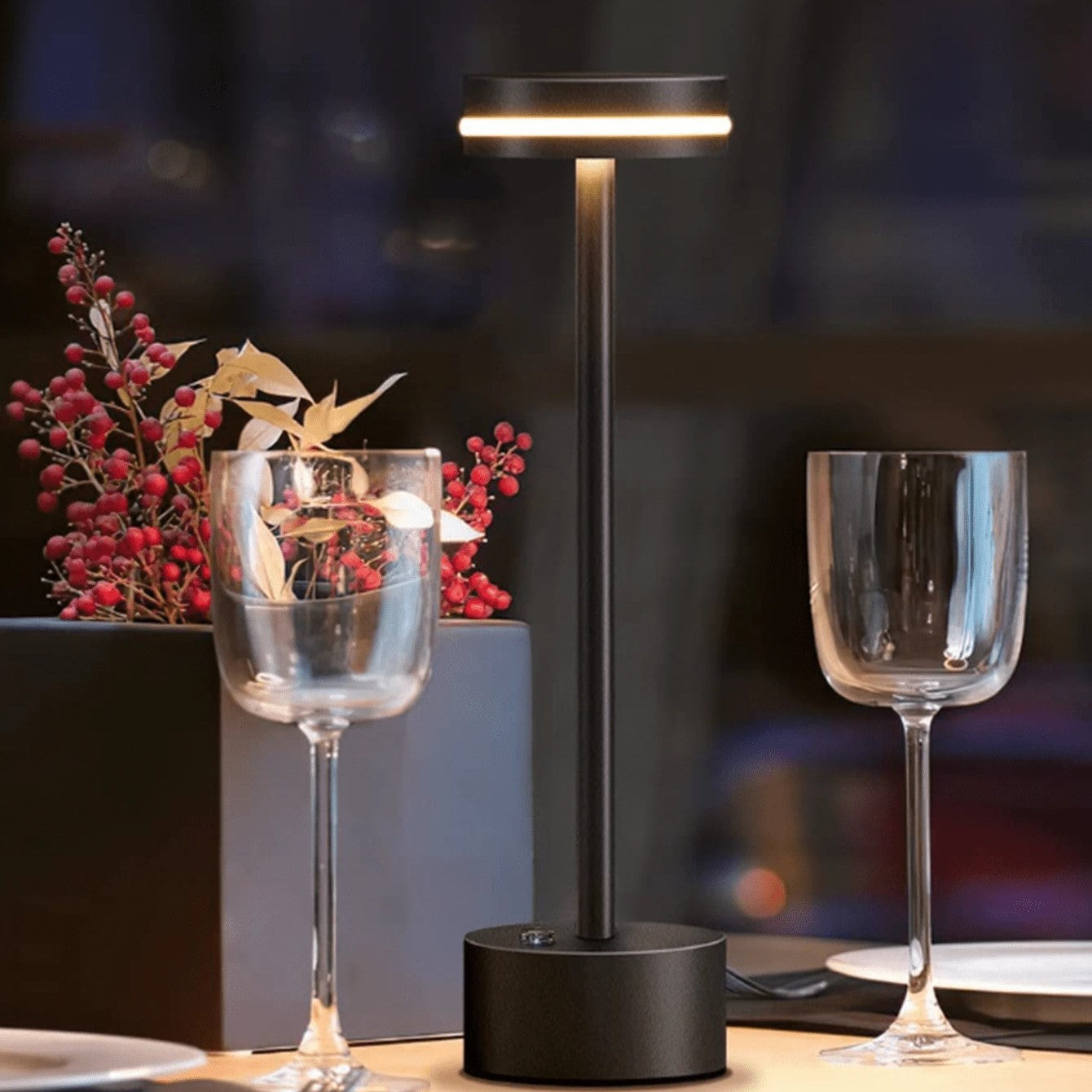 Elegant LED-bordslampa i guldaluminium med touchkontroll