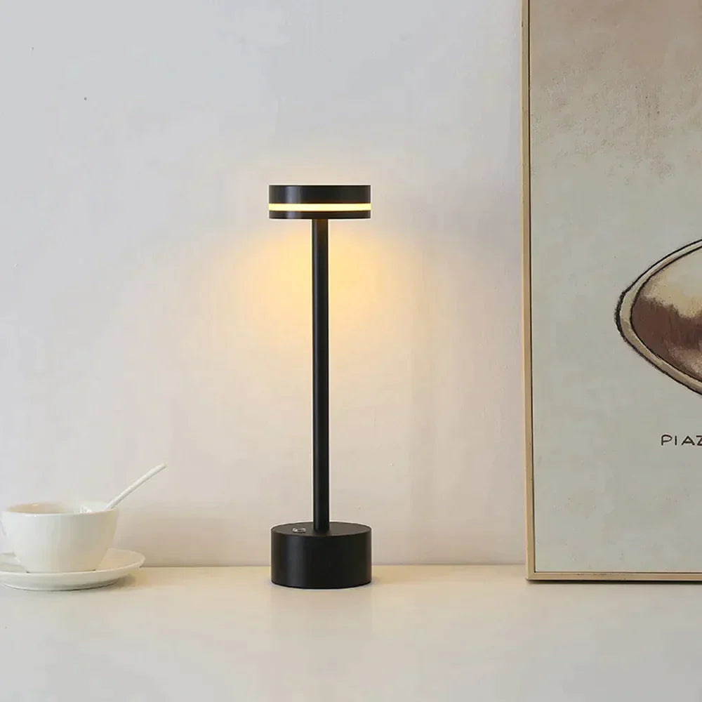 Elegant LED-bordslampa i guldaluminium med touchkontroll