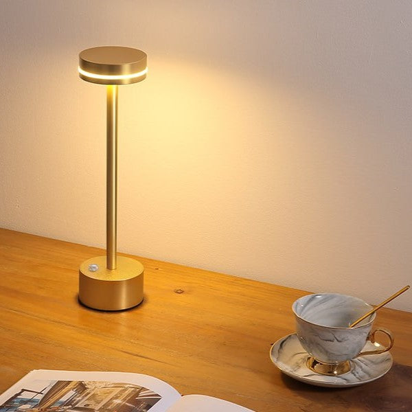 Elegant LED-bordslampa i guldaluminium med touchkontroll