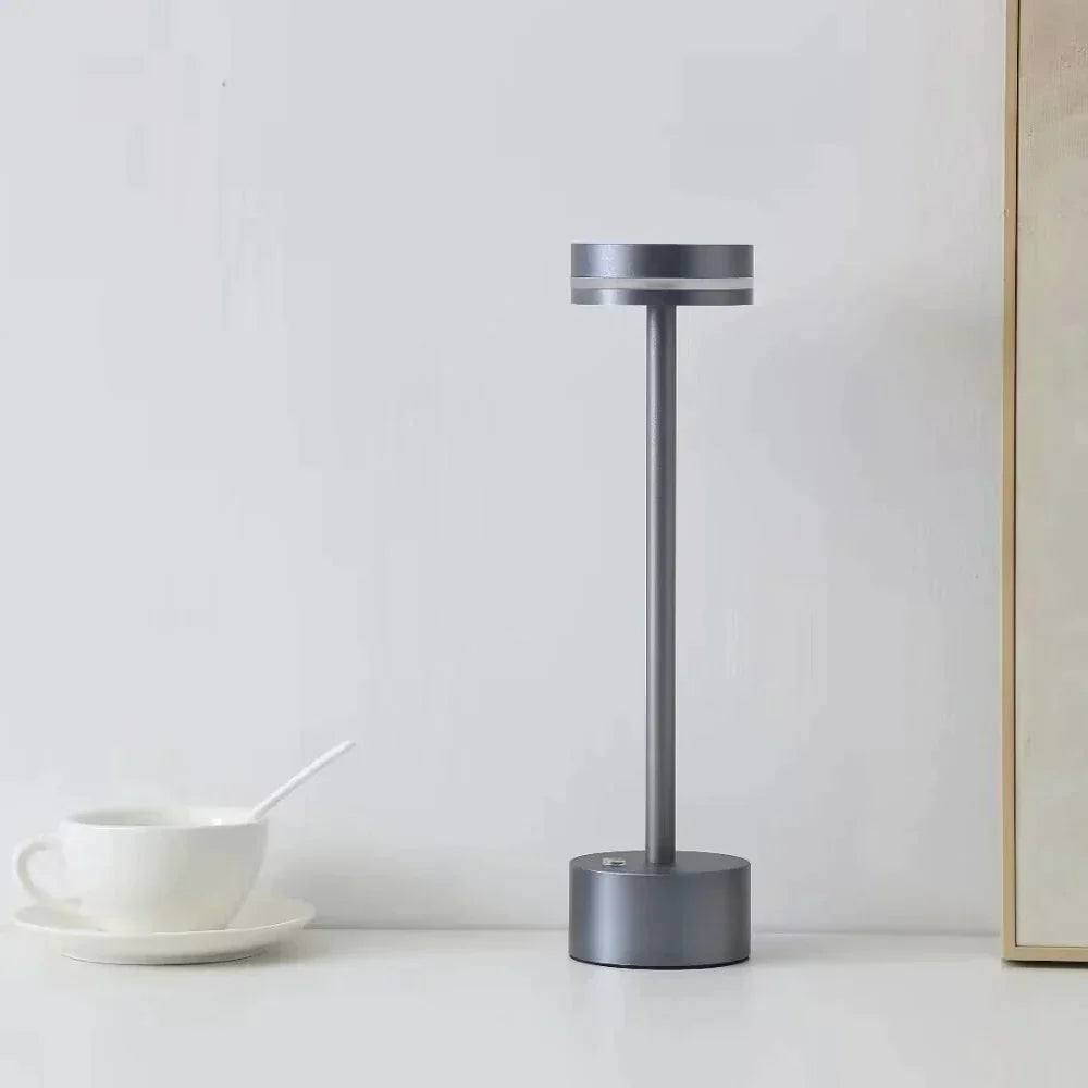 Elegant LED-bordslampa i guldaluminium med touchkontroll