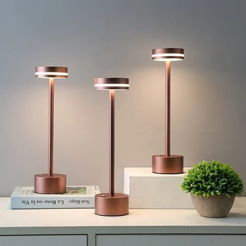 Elegant LED-bordslampa i guldaluminium med touchkontroll