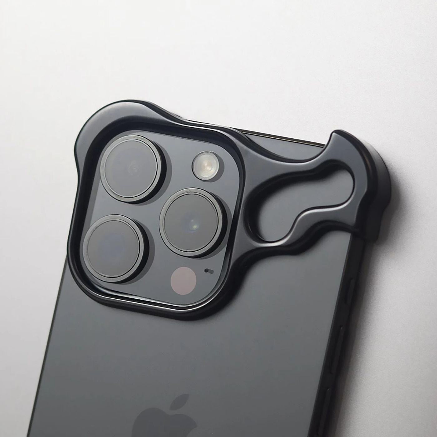 Minimalistisk stødabsorberende iPhone-cover med aluminiumsramme