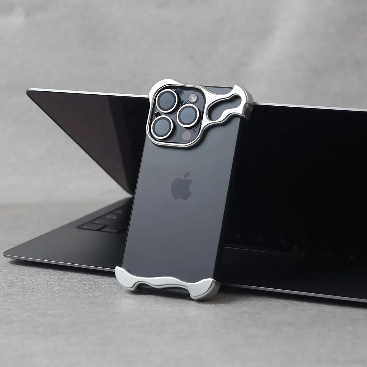 Minimalistisk stødabsorberende iPhone-cover med aluminiumsramme