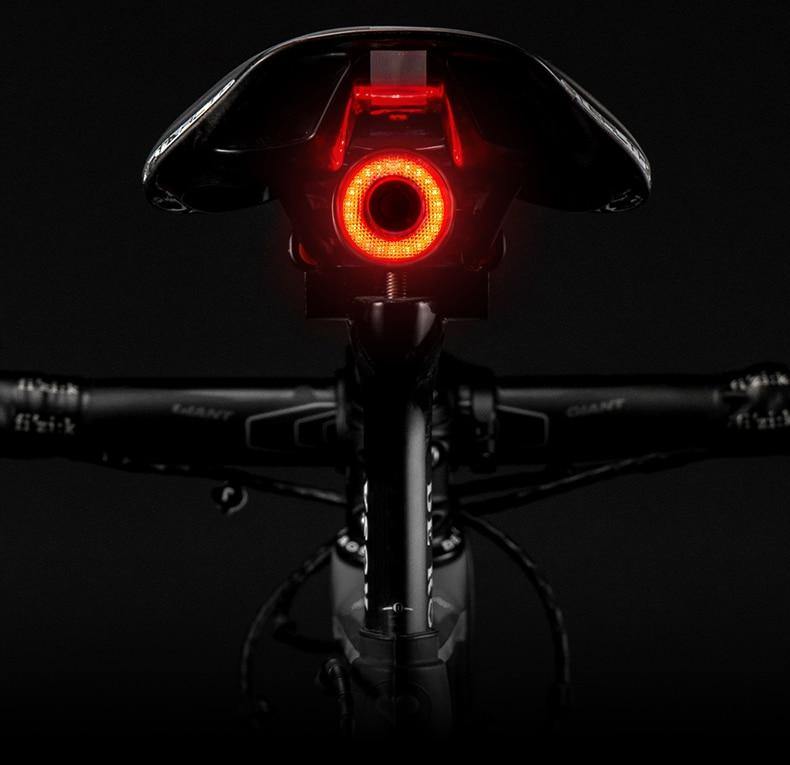 Smart cykelbakljus med bromssensor