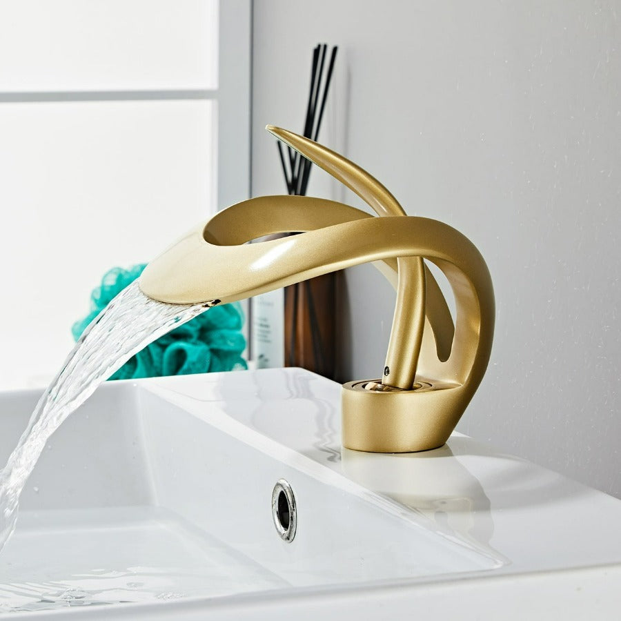 Modern badrumsblandare med minimalistisk design och vattenfallsutlopp