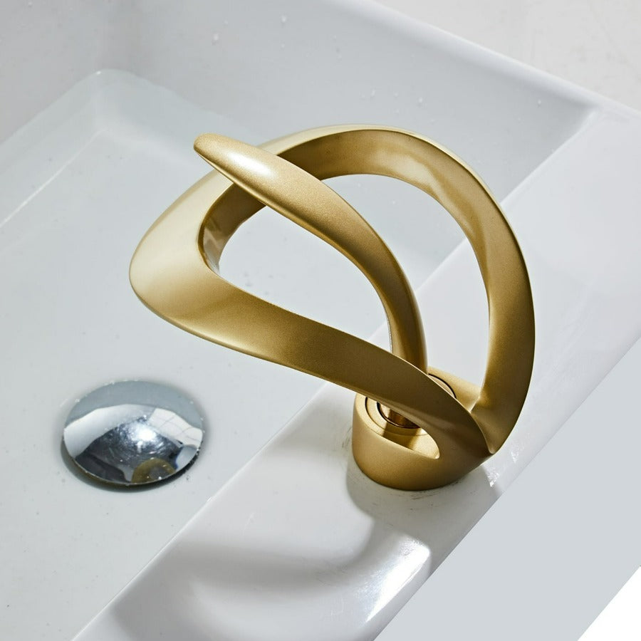 Modern badrumsblandare med minimalistisk design och vattenfallsutlopp