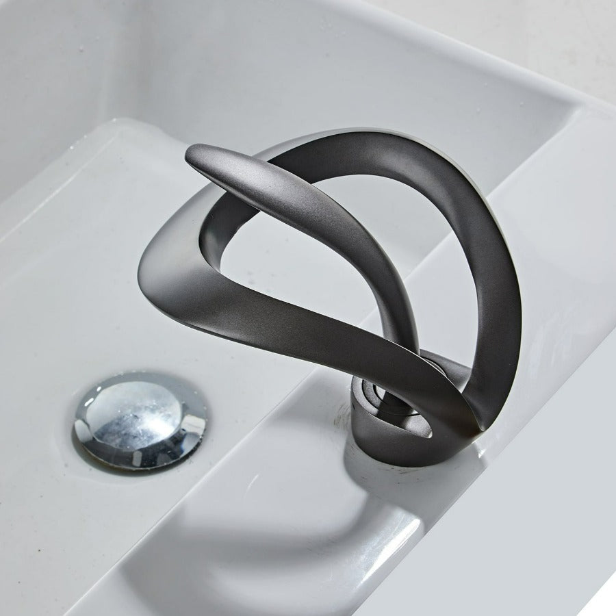 Modern badrumsblandare med minimalistisk design och vattenfallsutlopp