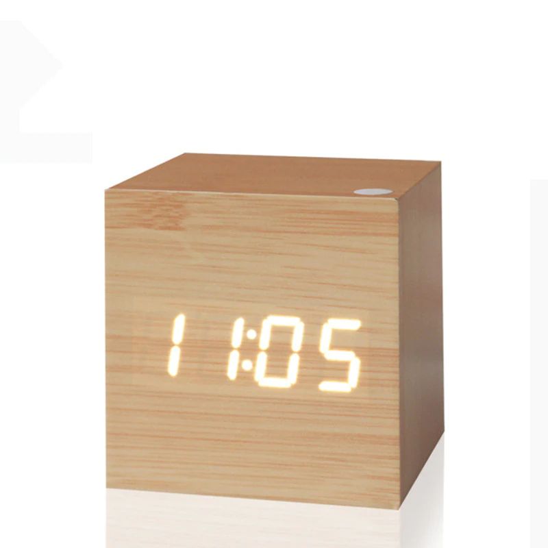 Digital bordsklocka i trälook med minimalistisk design