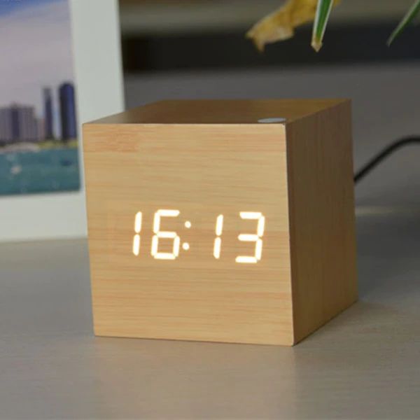 Digital Træur med LED Display - Stilfuldt og Pladsbesparende