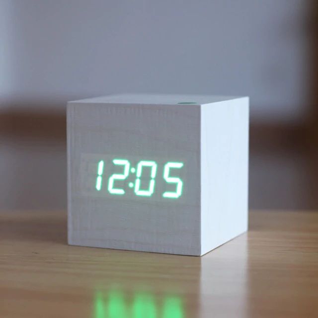 Digital bordsklocka i trälook med minimalistisk design