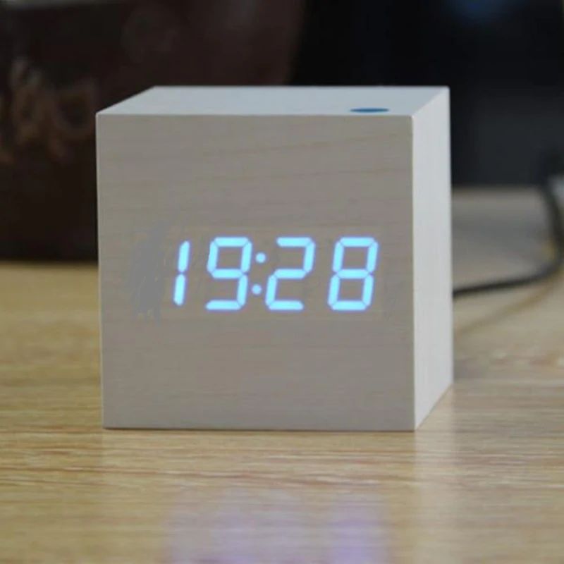 Digital Træur med LED Display - Stilfuldt og Pladsbesparende