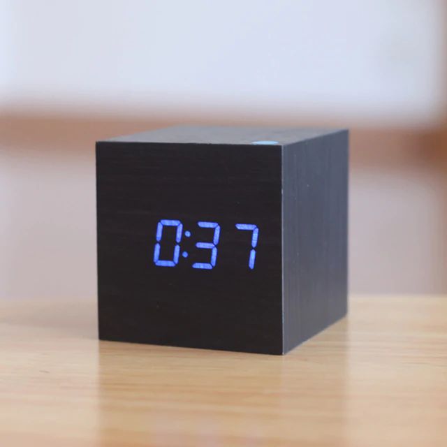 Digital bordsklocka i trälook med minimalistisk design