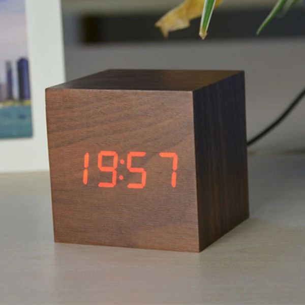 Digital Træur med LED Display - Stilfuldt og Pladsbesparende