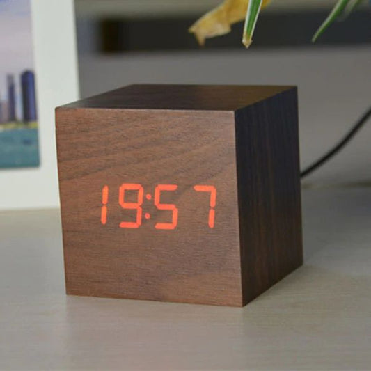 Digital Träklocka med LED-display - Snygg och Platsbesparande
