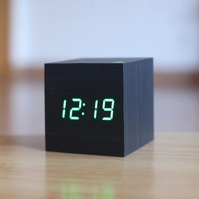 Digital Træur med LED Display - Stilfuldt og Pladsbesparende