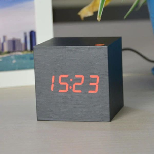 Digital Træur med LED Display - Stilfuldt og Pladsbesparende