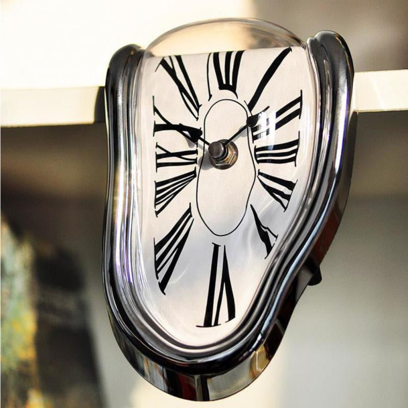 Surrealistiskt Ur med Smältande Design Inspirerad av Salvador Dalí